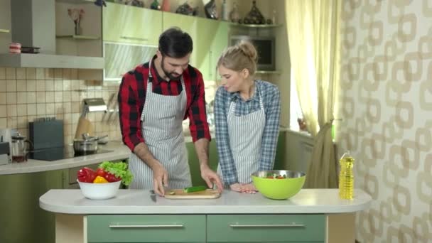 Hombre y mujer, cocina . — Vídeos de Stock