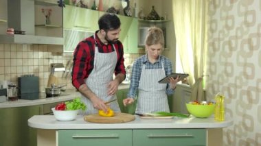 Tablet yemeklerle Çift.