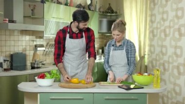 Çift gülümseyen ve kesme sebze.