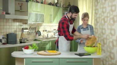 Mutlu çift gıda hazırlama.