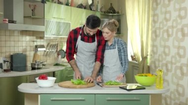 Adam ve kadın kesme marul.