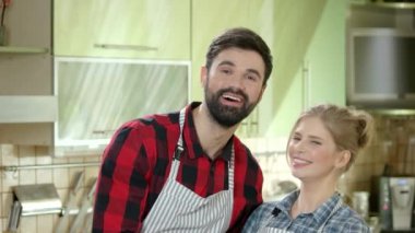 Mutlu kadın öpüşme adam, mutfak.