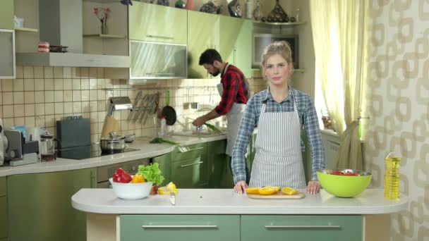 Mosolygó nő a konyhában. — Stock videók