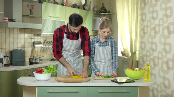 Mulher e homem cozinhar . — Vídeo de Stock