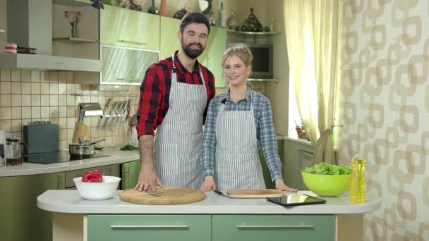 Hombre y mujer sonriendo, cocina . — Vídeos de Stock