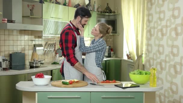 Férfi és nő átölelve, konyha. — Stock videók