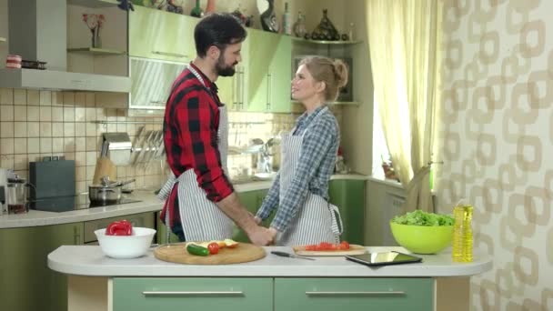 手を繋いでいるカップル、キッチン. — ストック動画