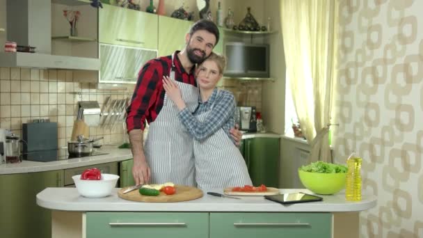 Lyckliga paret på matlagning tabell. — Stockvideo
