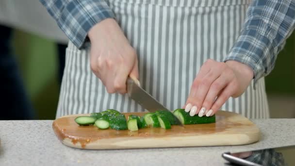 Hände des Paares kochen. — Stockvideo