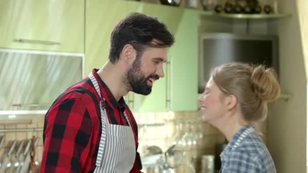 Fröhliches Paar auf Küchenhintergrund. — Stockvideo