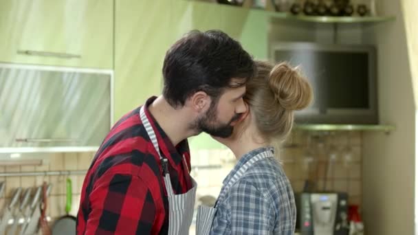 Vrolijke paar in de keuken. — Stockvideo