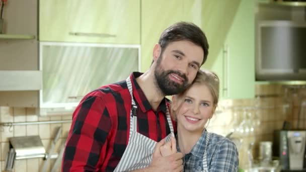 Smiling caucasian couple, kitchen. — Stock Video