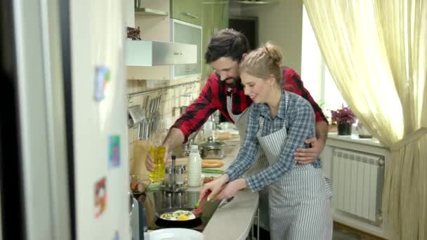 Мужчина и женщина жарят яйца . — стоковое видео
