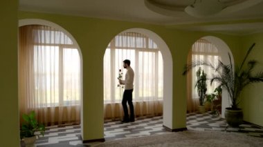 Pencere gül tutan adam.