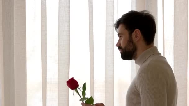 Uomo caucasico con in mano una rosa . — Video Stock