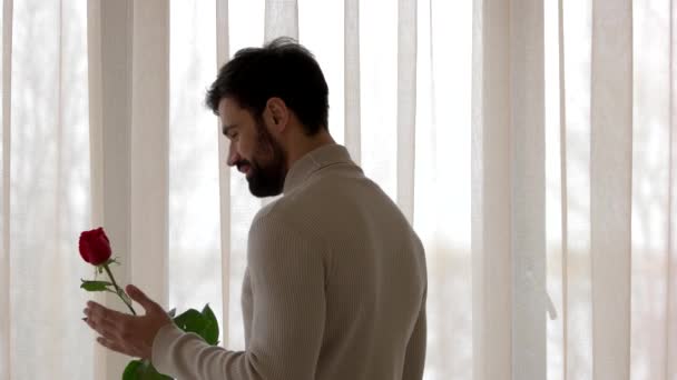 Adam holding çiçek ve telefon. — Stok video