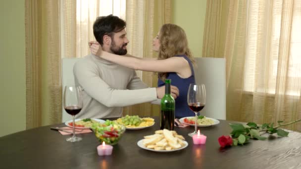 Couple à la table à dîner câlins . — Video