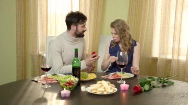 Adam kadına yüzüğü vermek.