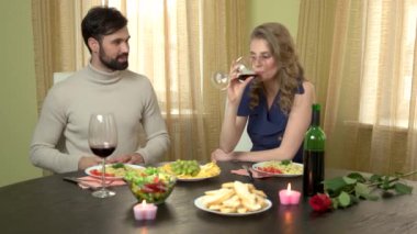 adam kadına hediye veriyor.