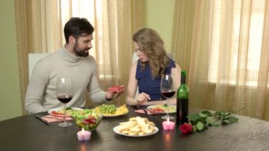 Erkek kadına hediye veriyor..