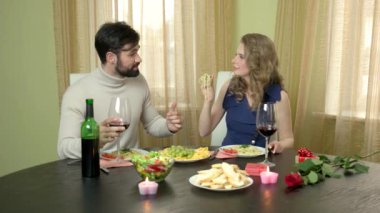 kadın besleme adam.