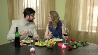 genç bir çift yemek.
