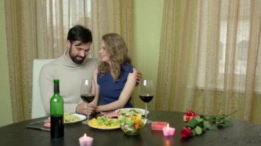 Akşam yemeği masada güzel Çift.