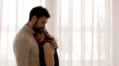 Bir çift yan görünüm.