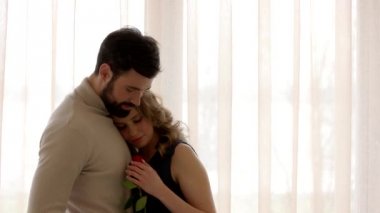 Çift ve kırmızı gül.