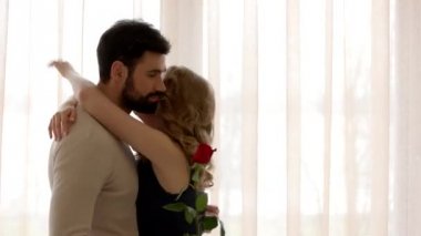 Kafkas kadın kucaklama adam.