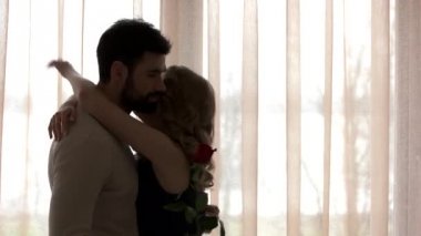 Bir gül sarılma ile Çift.