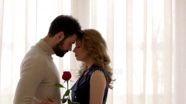 Kapalı gözlerle Çift.