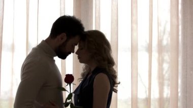 Gözleri kapalı çift.