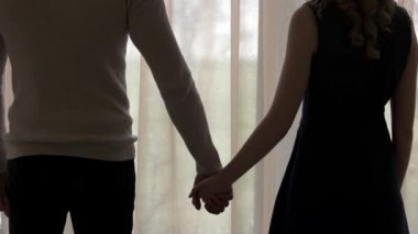 Elele ve sarılma bir çift.