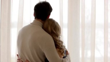 Erkek ve kadın sarılıyor..