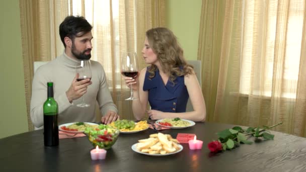 Мужчина и женщина пьют вино. — стоковое видео