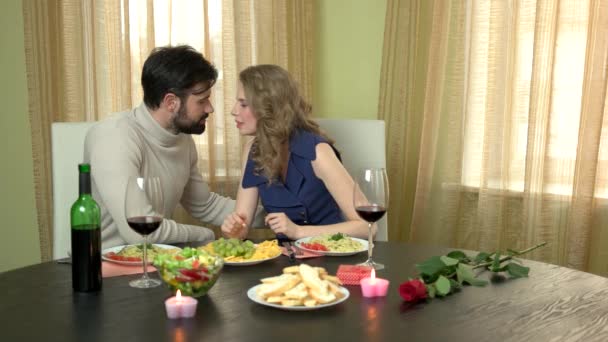 Young couple eating spaghetti. — Stock Video