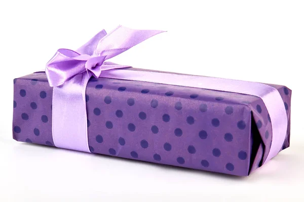 紫弓と紫のギフト ボックス. — ストック写真