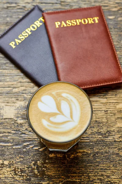 Café e passaportes em madeira . — Fotografia de Stock