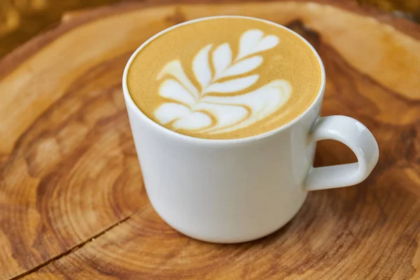 Kubek latte z kwiat art. — Zdjęcie stockowe