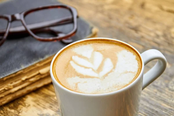 Café y libro viejo . —  Fotos de Stock