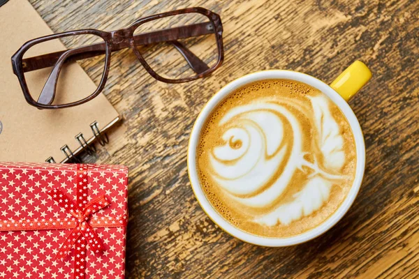 Tasse à café, verres et cadeau . — Photo