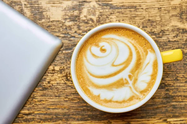 Widok z góry Róża latte art. — Zdjęcie stockowe