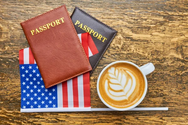 Káva, pasy a americká vlajka. — Stock fotografie