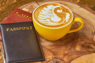 Kahve fincanı ve Pasaportlar.