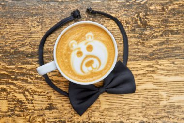 Siyah papyon ve kahve.