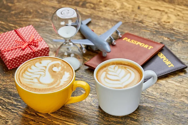 Kaffee, Sanduhr und Reisepässe. — Stockfoto