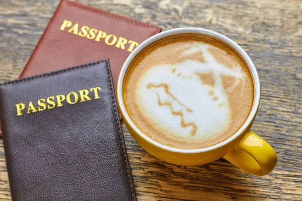 Passaporte e xícara de café . — Fotografia de Stock