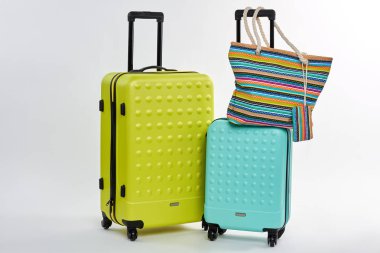 Renkli tekerlekli bavul ve çanta.