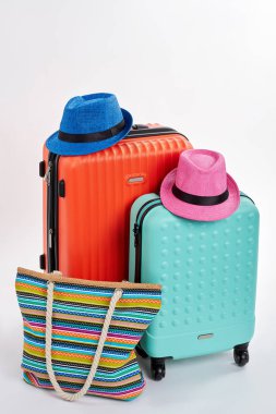 Kadın el çantası ve renkli bavul.